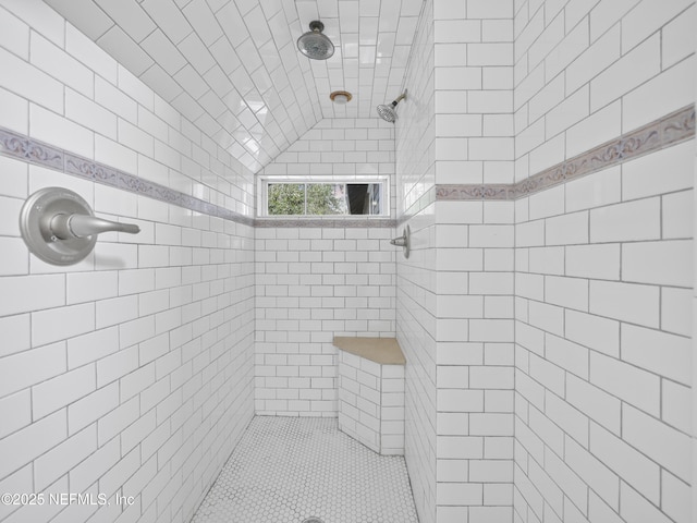 bathroom featuring a tile shower