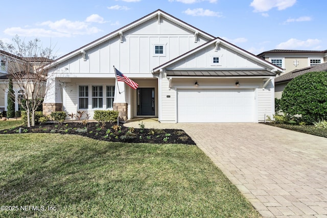 view of front of home featuring a garage and a front yard