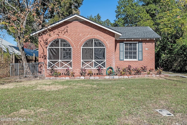 view of front facade featuring a front lawn