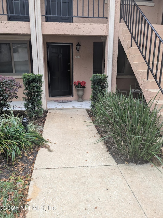 entrance to property featuring a balcony