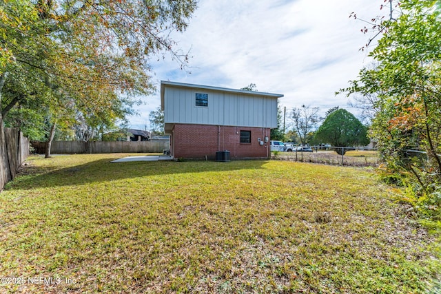 exterior space featuring a lawn