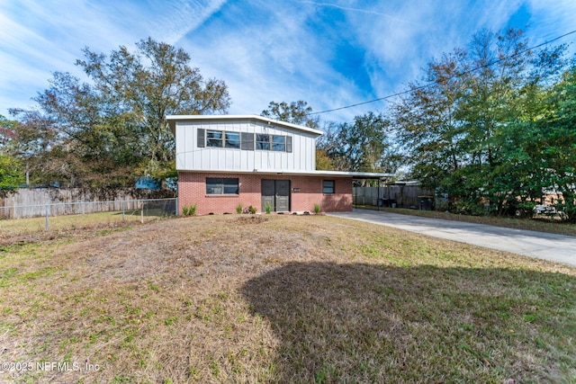 view of front of home featuring a front lawn and a carport