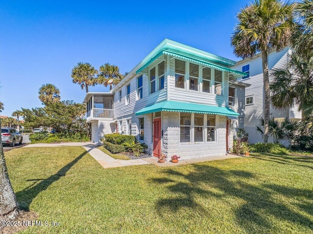 view of front of house with a front lawn