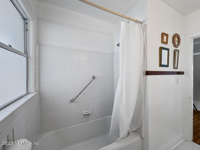 bathroom featuring shower / tub combo with curtain