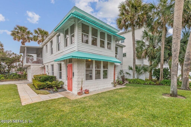 view of front of house featuring a front lawn