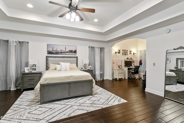 bedroom featuring a raised ceiling and ceiling fan