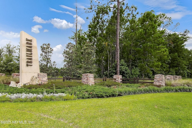 community sign with a lawn