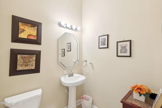 bathroom featuring toilet and sink