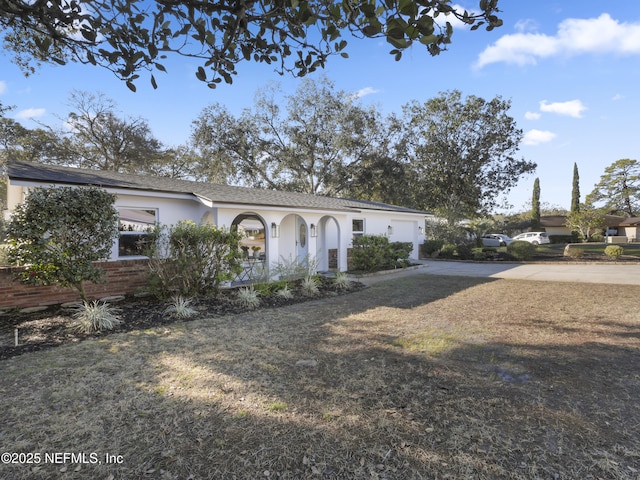 view of front of property featuring a front lawn