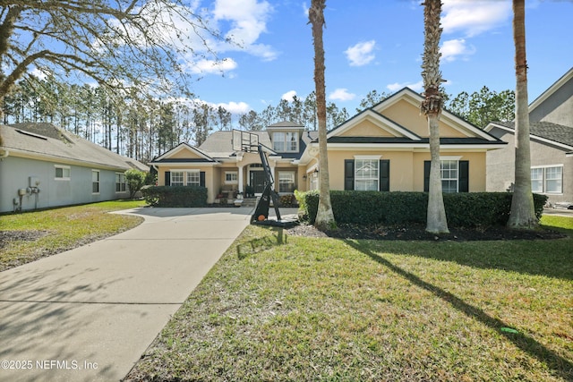 view of front of property featuring a front lawn