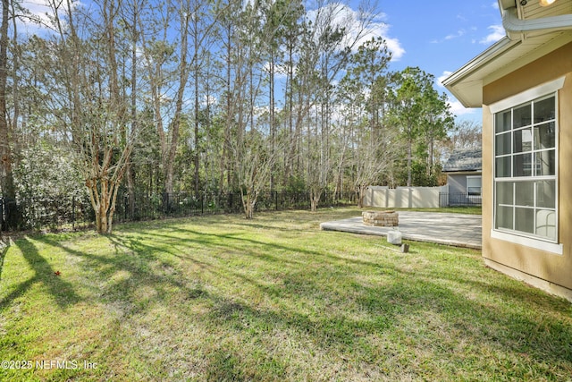 view of yard featuring a patio area