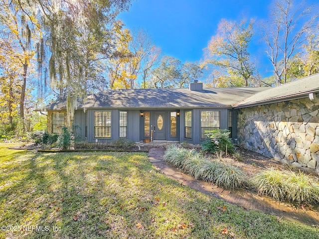 ranch-style home with a front yard