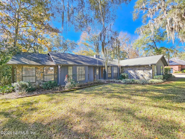 single story home featuring a front yard