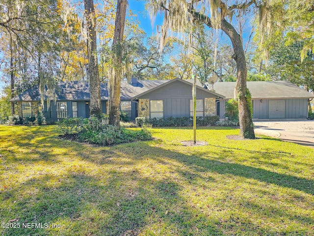 single story home featuring a front yard