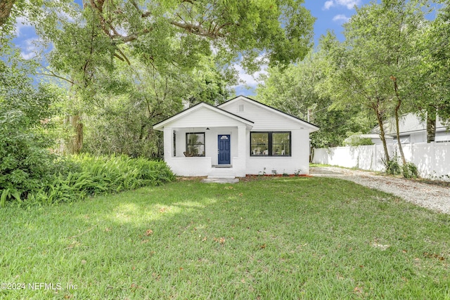 view of front of house featuring a front yard