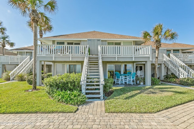 back of house featuring a yard