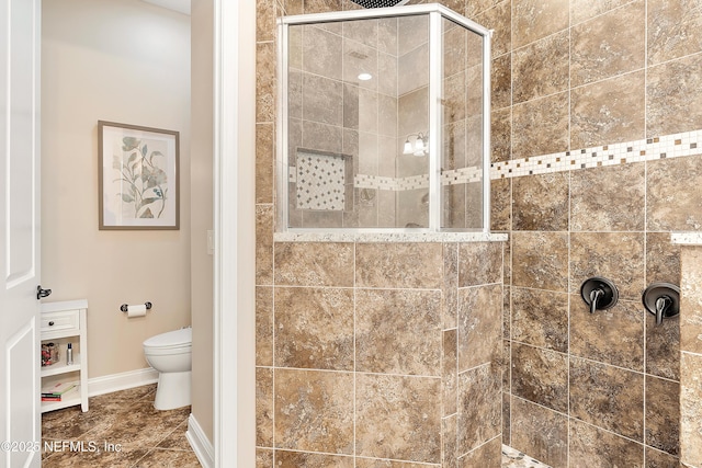 bathroom featuring toilet and tiled shower