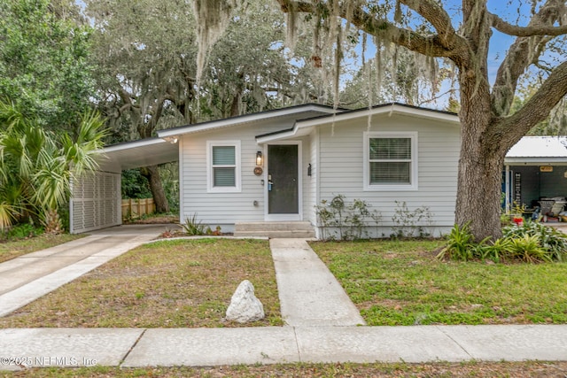 view of front of home featuring a carport and a front lawn