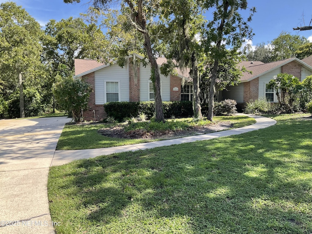 view of front facade with a front lawn