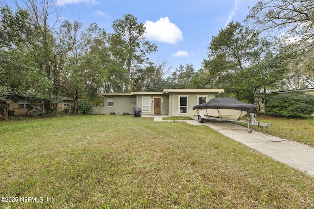 view of front of house featuring a front lawn