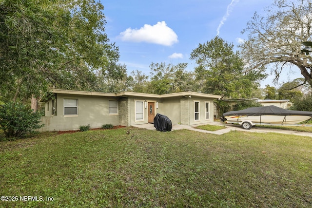 view of front of home featuring a front yard