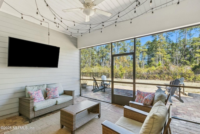 sunroom with ceiling fan