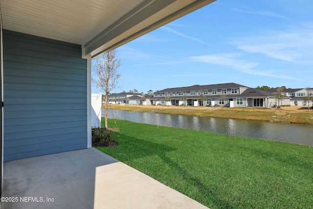 view of yard featuring a water view