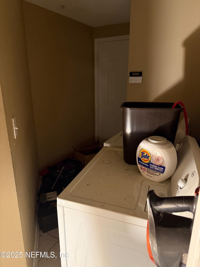 laundry area with tile patterned floors and independent washer and dryer