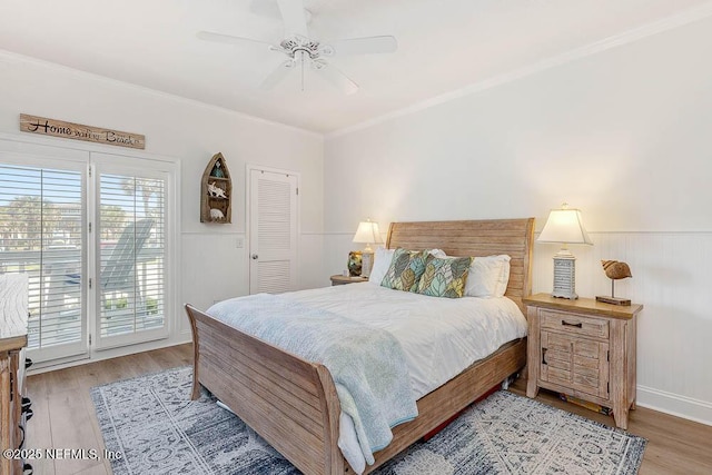 bedroom with light hardwood / wood-style floors, crown molding, access to exterior, and ceiling fan