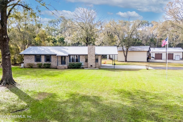 ranch-style house featuring a front yard