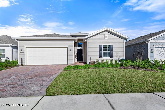 view of front of house featuring a front lawn and a garage