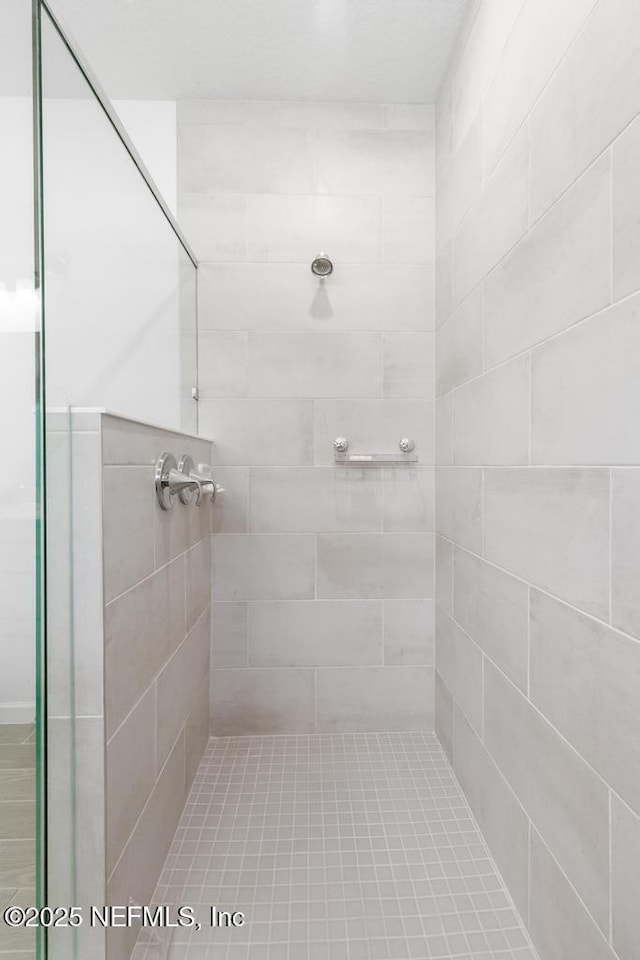 bathroom featuring tiled shower