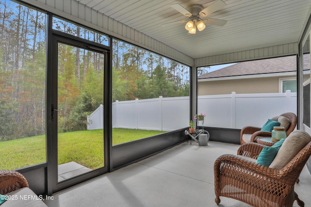 sunroom with ceiling fan