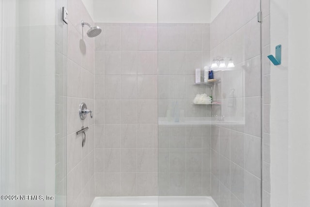 bathroom featuring tiled shower