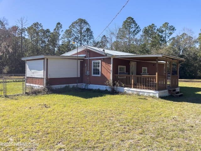 view of front of property featuring covered porch and a front lawn