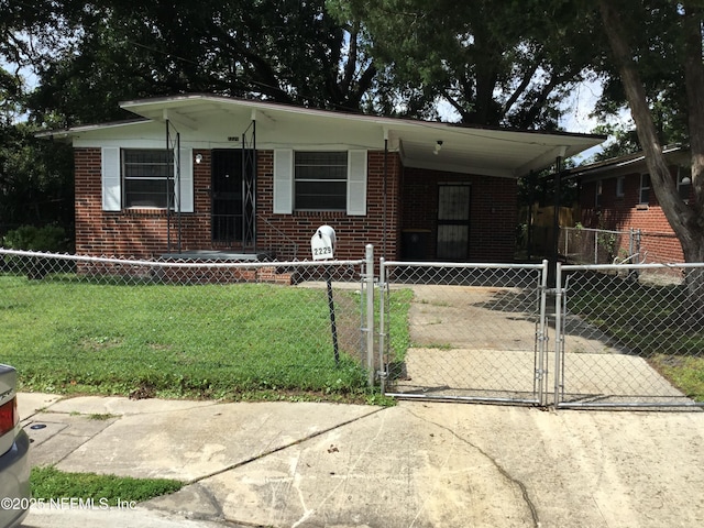 view of front of house featuring a carport and a front yard