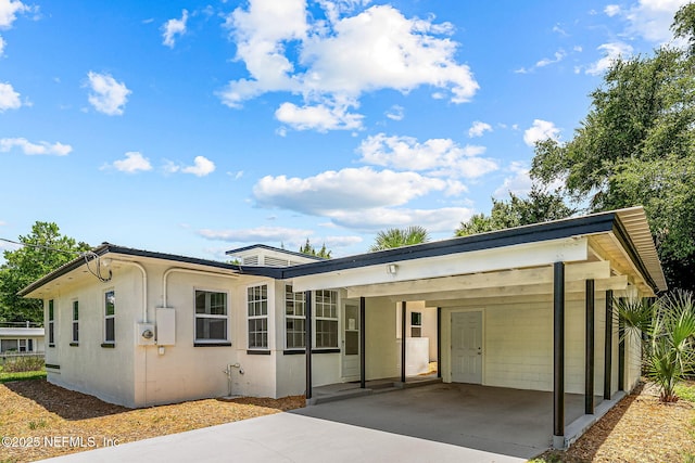 single story home with a carport