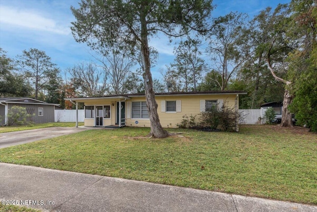 ranch-style home featuring a front lawn