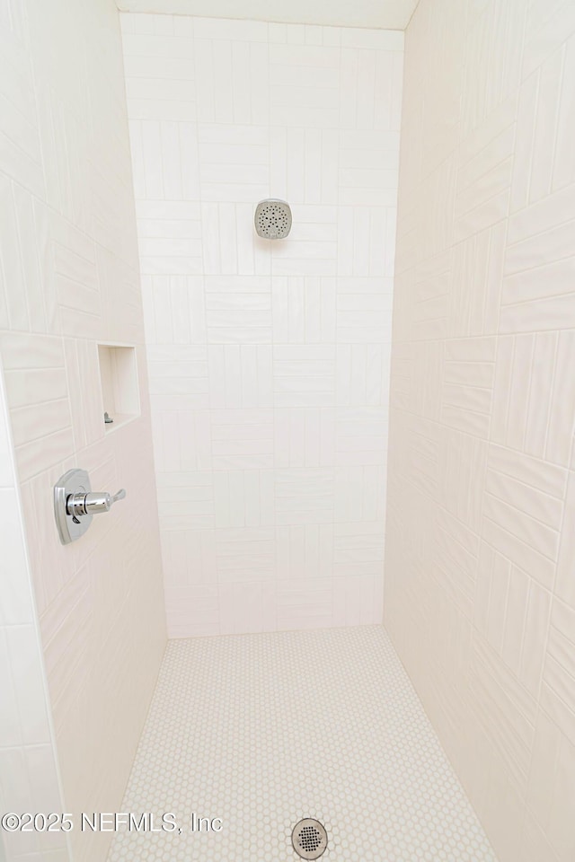 bathroom featuring tiled shower