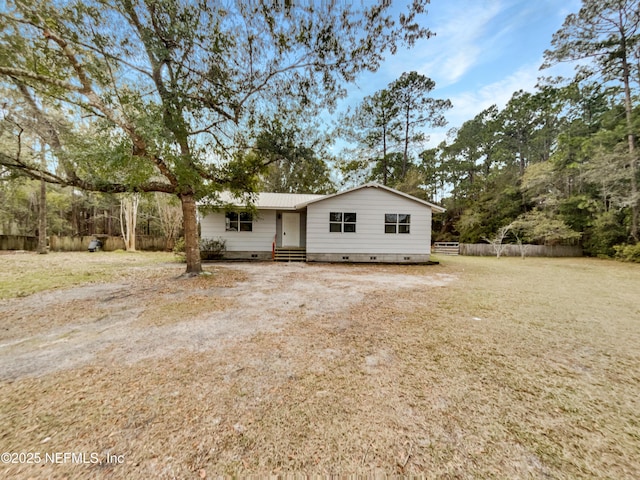 view of front of home featuring a front yard