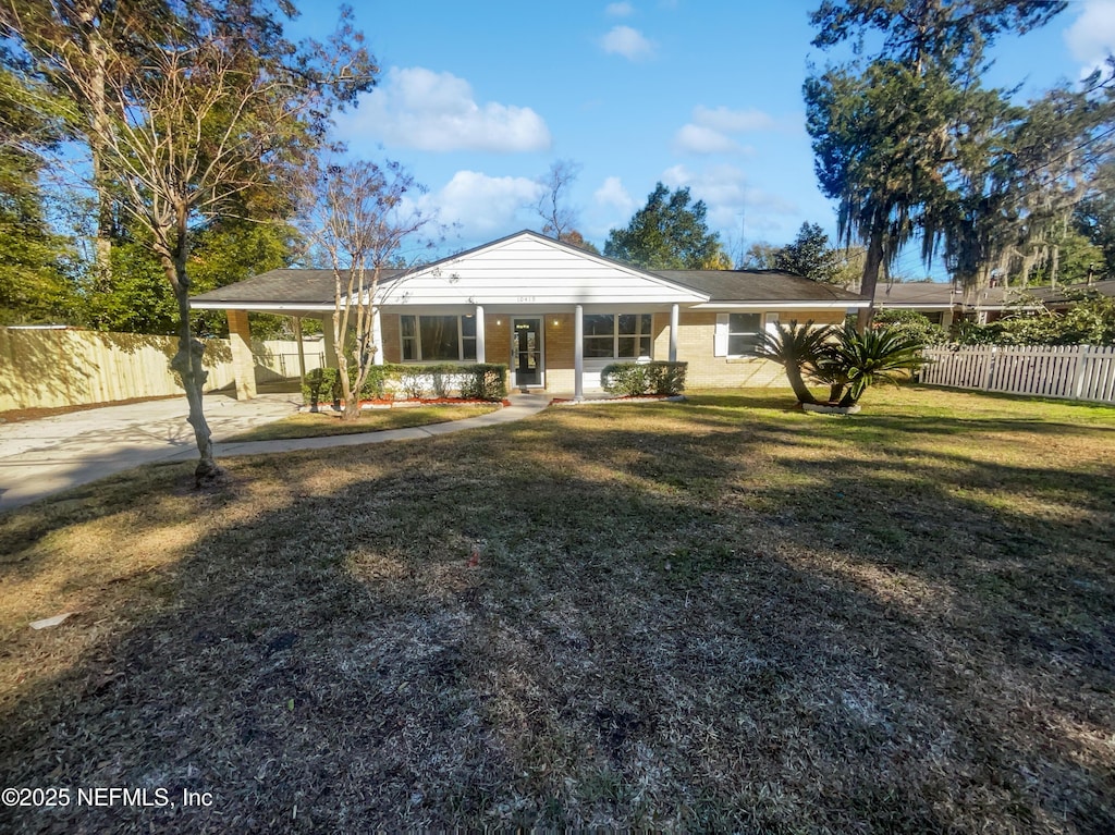 view of front facade with a front lawn