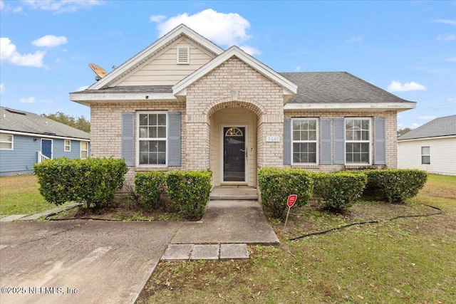 view of front of house featuring a front lawn