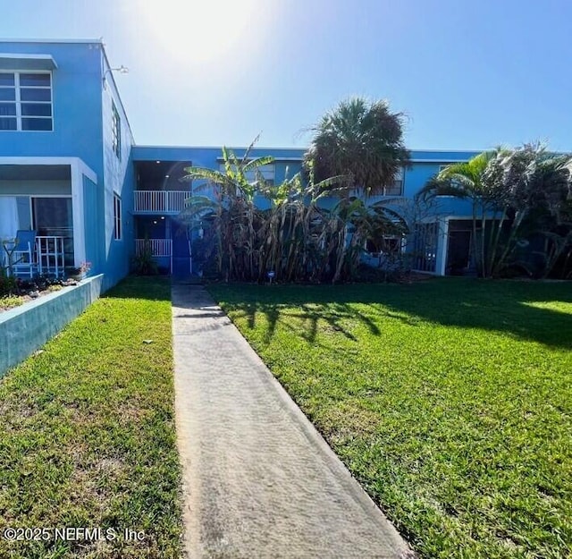 view of front of property featuring a front yard