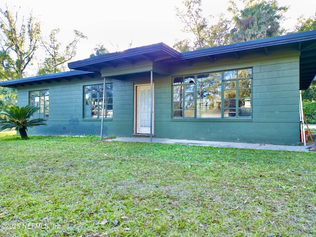 ranch-style house featuring a front yard