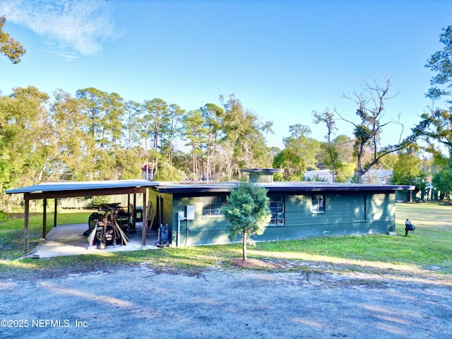 view of front of property featuring a front lawn