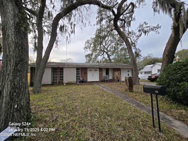 view of front of house featuring a front yard