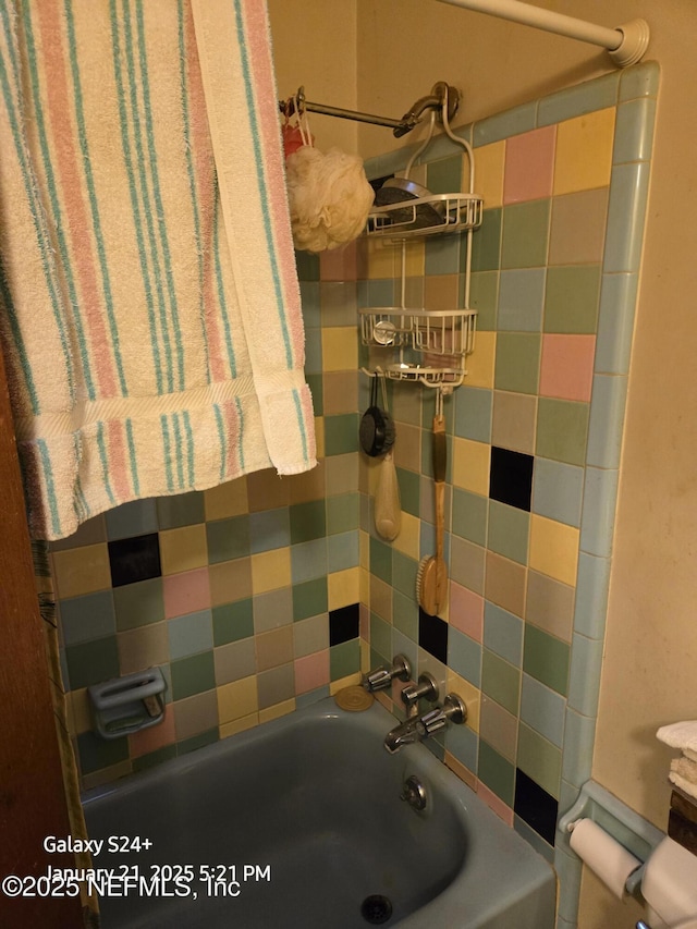 bathroom featuring tiled shower / bath combo