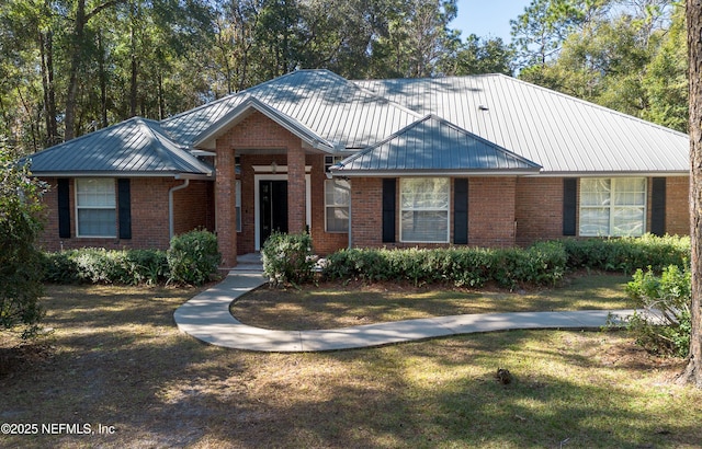 view of front facade featuring a front yard