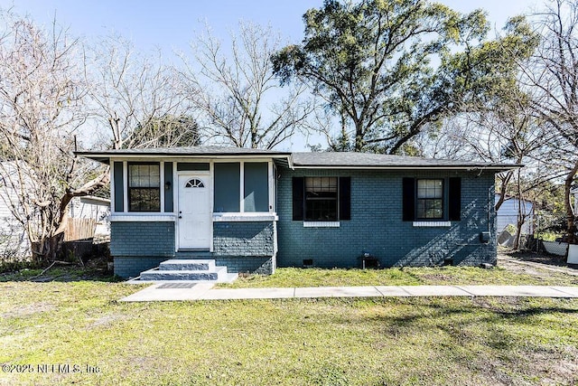 view of front of home featuring a front lawn