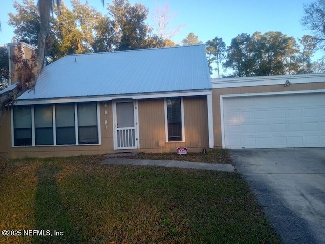 view of front facade with a garage and a front lawn